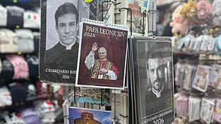 Rund um den Petersdom werden Kalender von Papst Leo XIV. sowie echten und falschen Priestern verkauft. Rund um den Petersdom werden Kalender von Papst Leo XIV. sowie echten und falschen Priestern verkauft.