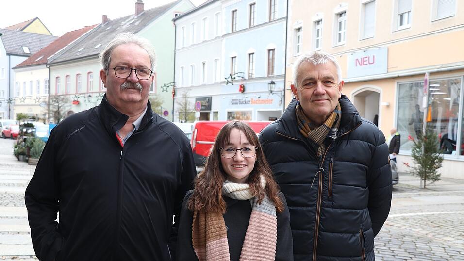 Auf gute Zusammenarbeit für eine bessere Belebung der Innenstadt: die neue Geschäftsstellenleiterin von Moosburg Marketing Melanie Ecker mit Bürgermeister Josef Dollinger (rechts) und Vorstand Jürgen Appel. Auf gute Zusammenarbeit für eine bessere Belebung der Innenstadt: die neue Geschäftsstellenleiterin von Moosburg Marketing Melanie Ecker mit Bürgermeister Josef Dollinger (rechts) und Vorstand Jürgen Appel.