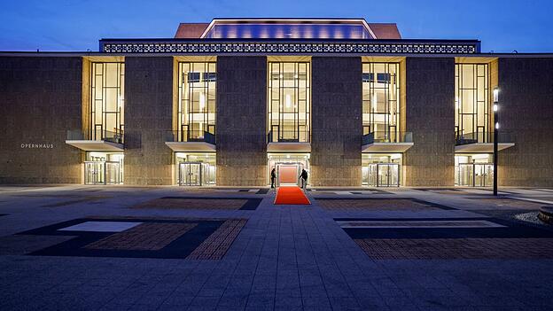 Die Kölner Oper und das Schauspielhaus sind am Donnerstagabend nach 14 Jahren Sanierung wiedereröffnet worden. Die Kölner Oper und das Schauspielhaus sind am Donnerstagabend nach 14 Jahren Sanierung wiedereröffnet worden.