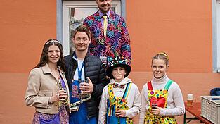 Die diesjährigen Tollitäten der Narrenhochburg Teisbach mit Präsident Markus Steinberger. Die diesjährigen Tollitäten der Narrenhochburg Teisbach mit Präsident Markus Steinberger.