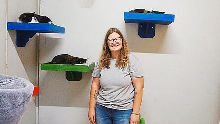 Lara Lankau, Leiterin des Tierheims, kümmert sich liebevoll um die verbliebenen Main Coons nach dem Vorfall des „Animal Hoarding“. Lara Lankau, Leiterin des Tierheims, kümmert sich liebevoll um die verbliebenen Main Coons nach dem Vorfall des „Animal Hoarding“.