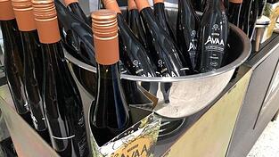 Ein uraltes Kulturgetränk namens Verjus - vom französischen 'vert jus' (grüner Saft) - erlebt derzeit eine kleine Renaissance. Ein uraltes Kulturgetränk namens Verjus - vom französischen 'vert jus' (grüner Saft) - erlebt derzeit eine kleine Renaissance.