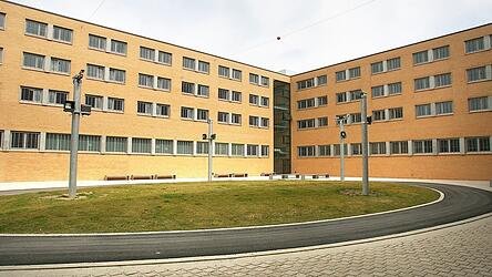 Im Gegensatz zu ihrem Bruder war der Buchhalterin nach Bekanntwerden der Betrugsvorwürfe umgehend gekündigt worden. Im Gegensatz zu ihrem Bruder war der Buchhalterin nach Bekanntwerden der Betrugsvorwürfe umgehend gekündigt worden.
