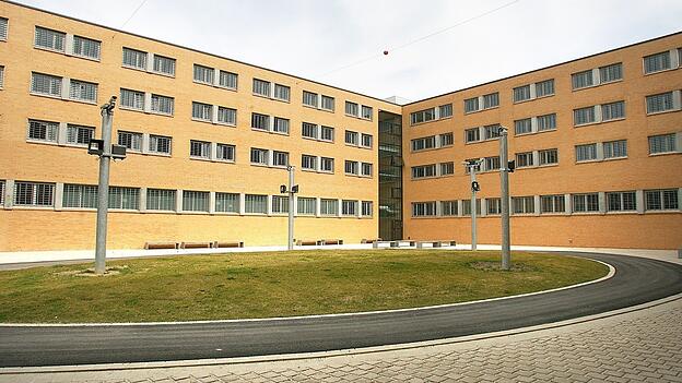 Im Gegensatz zu ihrem Bruder war der Buchhalterin nach Bekanntwerden der Betrugsvorwürfe umgehend gekündigt worden. Im Gegensatz zu ihrem Bruder war der Buchhalterin nach Bekanntwerden der Betrugsvorwürfe umgehend gekündigt worden.