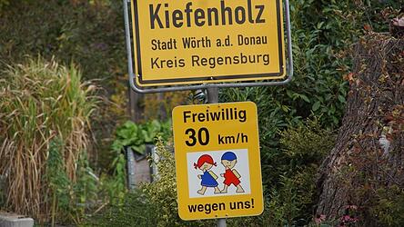 Freiwillig-Tempo-30-Schilder sind in Kiefenholz bereits jetzt zu finden. Folgen verpflichtende? Freiwillig-Tempo-30-Schilder sind in Kiefenholz bereits jetzt zu finden. Folgen verpflichtende?