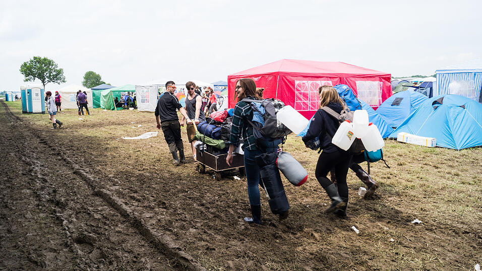 Auf dem Campingplatz lassen es die Pfingst-Open-Air-Besucher richtig krachen, aufgenommen von Regina Hölzel am Freitag. Auf dem Campingplatz lassen es die Pfingst-Open-Air-Besucher richtig krachen, aufgenommen von Regina Hölzel am Freitag.
