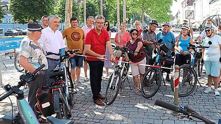 Nachdem Bürgermeister Hans Schmalhofer das symbolische Band durchschnitten hatte, radelten knapp 20 Freizeitradler zusammen mit dem Rad- und Wanderverein Pielweichs zu einer gemütlichen Feierabendtour. Nachdem Bürgermeister Hans Schmalhofer das symbolische Band durchschnitten hatte, radelten knapp 20 Freizeitradler zusammen mit dem Rad- und Wanderverein Pielweichs zu einer gemütlichen Feierabendtour.