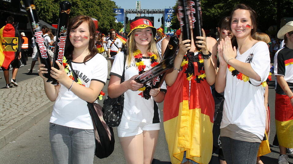 Christian Fertl war am Sonntag auf der Fanmeile in Berlin und erlebte dort das Achtelfinale gegen England auf Großleinwand. Christian Fertl war am Sonntag auf der Fanmeile in Berlin und erlebte dort das Achtelfinale gegen England auf Großleinwand.