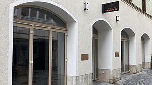 Nach der Schließung der Weinbar 10 laufen derzeit in den Räumlichkeiten im Erdgeschoss Umbau- und Renovierungsarbeiten. Nach der Schließung der Weinbar 10 laufen derzeit in den Räumlichkeiten im Erdgeschoss Umbau- und Renovierungsarbeiten.