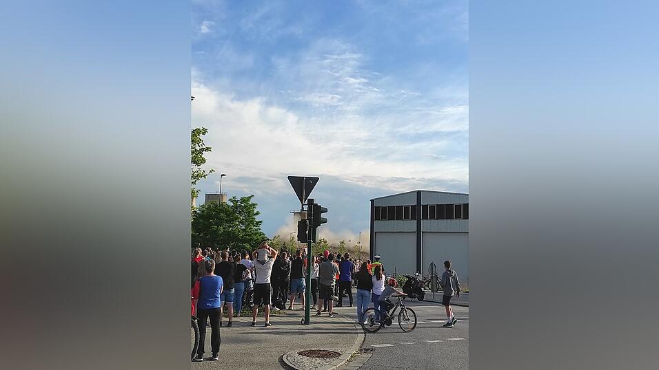 Rumms! Nachdem die Sprengladungen gezündet wurden, legte sich das alte Gebäude um und erzeugte eine große Staubwolke. Rumms! Nachdem die Sprengladungen gezündet wurden, legte sich das alte Gebäude um und erzeugte eine große Staubwolke.