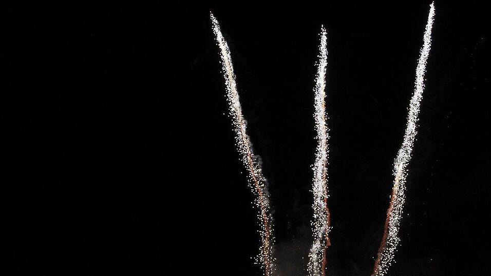 Die Frühjahrsdult 2017 in Landshut neigt sich dem Ende entgegen. Grund genug, noch einmal richtig in den Bierzelten zu feiern - abgerundet vom traditionellen Feuerwerk. Die Frühjahrsdult 2017 in Landshut neigt sich dem Ende entgegen. Grund genug, noch einmal richtig in den Bierzelten zu feiern - abgerundet vom traditionellen Feuerwerk.