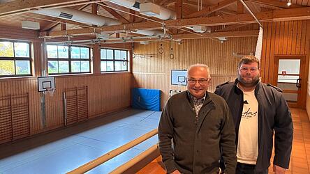 Keine Sporthalle? Von wegen. „Die ist sogar top!“, widerspricht Bürgermeister Sepp Ederer den Vorhaltungen der Initiatoren des Willmeringer Bürgerbegehrens. Gemeinsam mit Geschäftsleiter Fabian Fuihl ist Ederer auf Ortsbesuch in der Waffenbrunner Grundschule. Keine Sporthalle? Von wegen. „Die ist sogar top!“, widerspricht Bürgermeister Sepp Ederer den Vorhaltungen der Initiatoren des Willmeringer Bürgerbegehrens. Gemeinsam mit Geschäftsleiter Fabian Fuihl ist Ederer auf Ortsbesuch in der Waffenbrunner Grundschule.