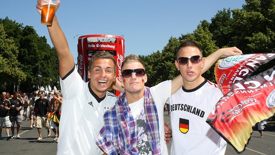 Christian Fertl war am Sonntag auf der Fanmeile in Berlin und erlebte dort das Achtelfinale gegen England auf Großleinwand. Christian Fertl war am Sonntag auf der Fanmeile in Berlin und erlebte dort das Achtelfinale gegen England auf Großleinwand.