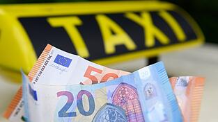 Der Fahrgast wollte kein Geld rausrücken und wurde auch noch aggressiv. (Symbolbild) Der Fahrgast wollte kein Geld rausrücken und wurde auch noch aggressiv. (Symbolbild)