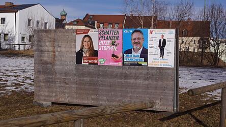 Auf die Kommunalwahl am 8. März wird in Vilsbiburg unter anderem beim Färberanger hingewiesen. Auf die Kommunalwahl am 8. März wird in Vilsbiburg unter anderem beim Färberanger hingewiesen.