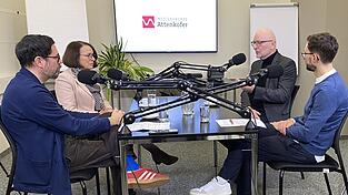 Die Oberbürgermeister Gertrud Maltz-Schwarzfischer (2.v.l.) und Alexander Putz (3.v.l.) beim Gespräch im Straubinger Verlagshaus mit den Redakteuren Uli Karg, Leiter der Landshuter Stadtredaktion (links), und Michael Bothner für Regensburg (rechts). Die Oberbürgermeister Gertrud Maltz-Schwarzfischer (2.v.l.) und Alexander Putz (3.v.l.) beim Gespräch im Straubinger Verlagshaus mit den Redakteuren Uli Karg, Leiter der Landshuter Stadtredaktion (links), und Michael Bothner für Regensburg (rechts).