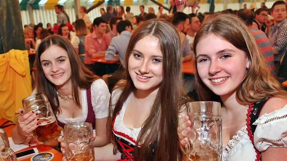 Die Frühjahrsdult 2017 in Landshut neigt sich dem Ende entgegen. Grund genug, noch einmal richtig in den Bierzelten zu feiern - abgerundet vom traditionellen Feuerwerk. Die Frühjahrsdult 2017 in Landshut neigt sich dem Ende entgegen. Grund genug, noch einmal richtig in den Bierzelten zu feiern - abgerundet vom traditionellen Feuerwerk.