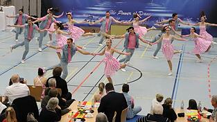 Ein erster Höhepunkt des Tages war die Ausrichtung der Deutschen Meisterschaft in der Kategorie Boogie-Woogie Formationen. Ein erster Höhepunkt des Tages war die Ausrichtung der Deutschen Meisterschaft in der Kategorie Boogie-Woogie Formationen.