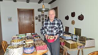 Johann Kollmer hat angerichtet: Um seiner Familie und seinen Freunden die Vorweihnachtszeit zu verschönern, backt der 80-Jährige jedes Jahr Plätzchen. Circa 150 Kilogramm stellt der Renter seit Mitte Oktober her. Johann Kollmer hat angerichtet: Um seiner Familie und seinen Freunden die Vorweihnachtszeit zu verschönern, backt der 80-Jährige jedes Jahr Plätzchen. Circa 150 Kilogramm stellt der Renter seit Mitte Oktober her.