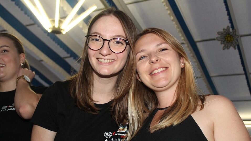 Zur Musik von Headless wurde ausgelassen gefeiert. Zur Musik von Headless wurde ausgelassen gefeiert.