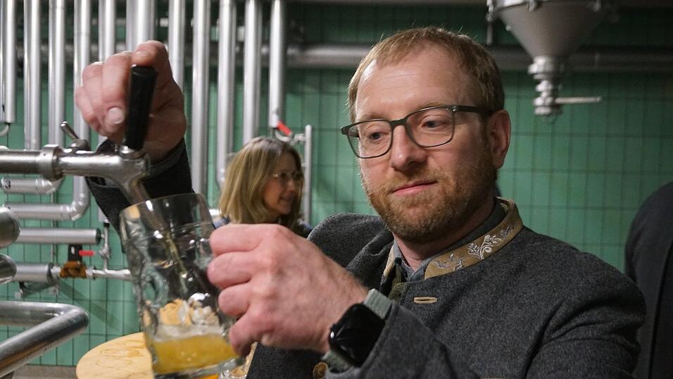 Braumeister Stefan Blieninger zapfte kürzlich das unfiltrierte Zwickel-Bier, mit dem auf ein fröhliches Jubiläumsvolksfest in Vilsbiburg angestoßen wurde. Braumeister Stefan Blieninger zapfte kürzlich das unfiltrierte Zwickel-Bier, mit dem auf ein fröhliches Jubiläumsvolksfest in Vilsbiburg angestoßen wurde.