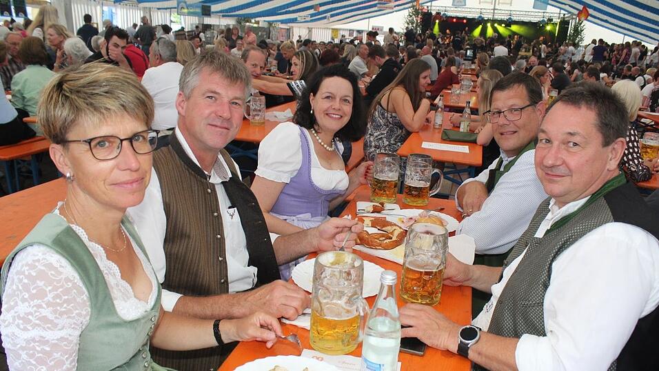 Zur Musik von Headless wurde ausgelassen gefeiert. Zur Musik von Headless wurde ausgelassen gefeiert.