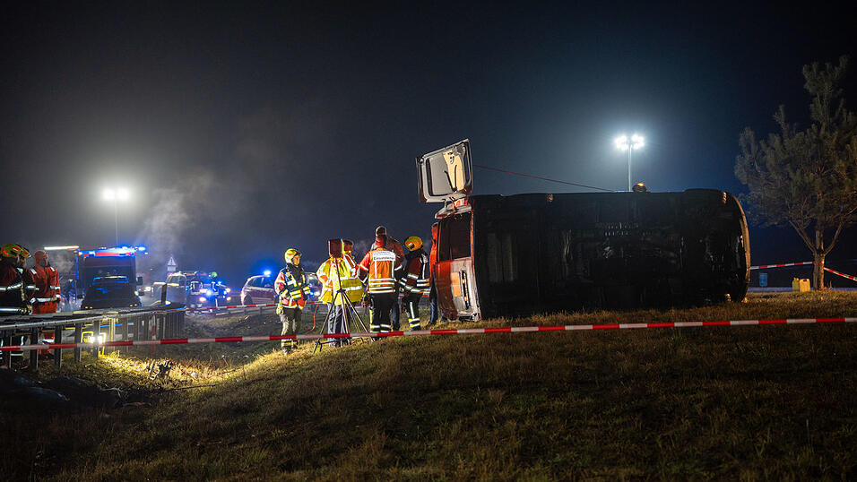 Wegen der aufwändigen Bergung war eine längere Sperrung der Auffahrt zur B15n nötig. Wegen der aufwändigen Bergung war eine längere Sperrung der Auffahrt zur B15n nötig.