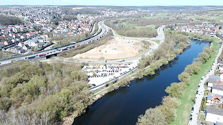 Lappersdorfer Kreisel mit Blick auf die B 16. Lappersdorfer Kreisel mit Blick auf die B 16.