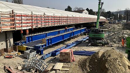 Die neue Brücke über die Kleine Isar wird in den nächsten Monaten fertig. Dann zieht die Baustelle 500 Meter weiter: Die Behelfsumfahrung wird über der Großen Isar aufgebaut, damit die dortige Brücke abgerissen werden kann. Die neue Brücke über die Kleine Isar wird in den nächsten Monaten fertig. Dann zieht die Baustelle 500 Meter weiter: Die Behelfsumfahrung wird über der Großen Isar aufgebaut, damit die dortige Brücke abgerissen werden kann.