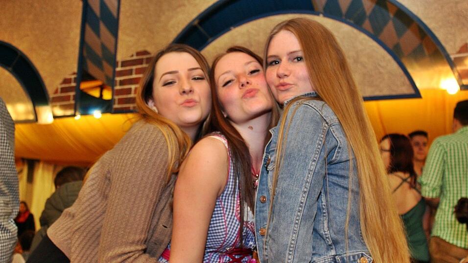 Die Frühjahrsdult 2017 in Landshut neigt sich dem Ende entgegen. Grund genug, noch einmal richtig in den Bierzelten zu feiern - abgerundet vom traditionellen Feuerwerk. Die Frühjahrsdult 2017 in Landshut neigt sich dem Ende entgegen. Grund genug, noch einmal richtig in den Bierzelten zu feiern - abgerundet vom traditionellen Feuerwerk.