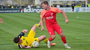 Auch wenn Hankofens Tobias Lermer (in Rot) diesen Zweikampf gegen Vilzings Erol Özbay gewinnt, reicht die Leistung der SpVgg im Osterbayern-Derby nicht für einen Sieg oder ein Unentschieden. Auch wenn Hankofens Tobias Lermer (in Rot) diesen Zweikampf gegen Vilzings Erol Özbay gewinnt, reicht die Leistung der SpVgg im Osterbayern-Derby nicht für einen Sieg oder ein Unentschieden.