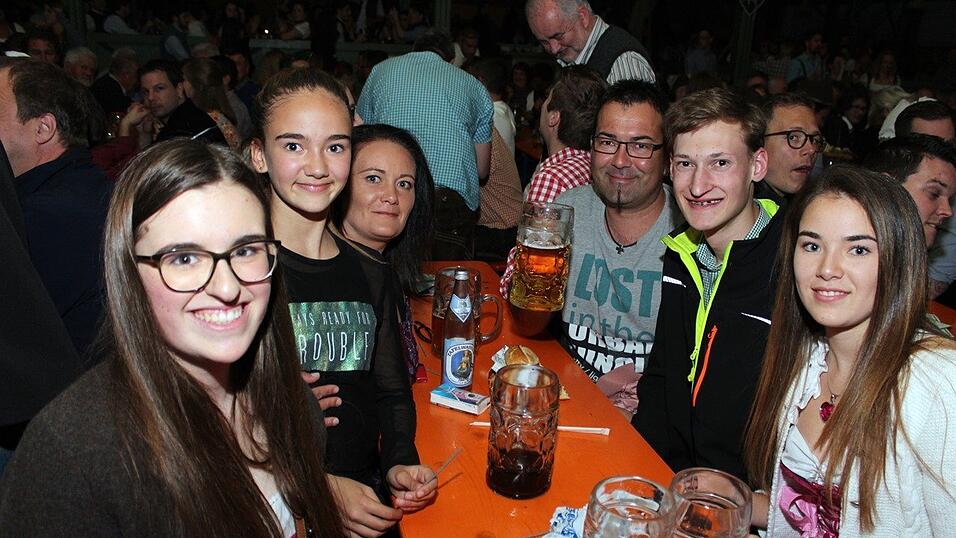 Die Frühjahrsdult 2017 in Landshut neigt sich dem Ende entgegen. Grund genug, noch einmal richtig in den Bierzelten zu feiern - abgerundet vom traditionellen Feuerwerk. Die Frühjahrsdult 2017 in Landshut neigt sich dem Ende entgegen. Grund genug, noch einmal richtig in den Bierzelten zu feiern - abgerundet vom traditionellen Feuerwerk.