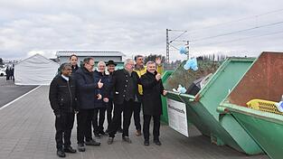 Landrat Peter Dreier sowie die beiden Bürgermeister Peter Forstner und Ludwig Robold (v.r.) machten die ersten Probewürfe der neuen Altstoffsammelstelle Ergoldsbach-Neufahrn. Landrat Peter Dreier sowie die beiden Bürgermeister Peter Forstner und Ludwig Robold (v.r.) machten die ersten Probewürfe der neuen Altstoffsammelstelle Ergoldsbach-Neufahrn.
