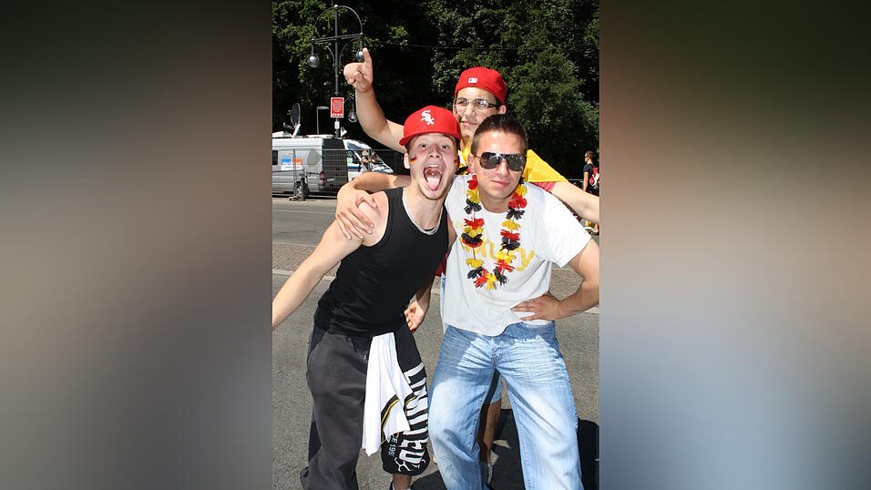 Christian Fertl war am Sonntag auf der Fanmeile in Berlin und erlebte dort das Achtelfinale gegen England auf Großleinwand. Christian Fertl war am Sonntag auf der Fanmeile in Berlin und erlebte dort das Achtelfinale gegen England auf Großleinwand.