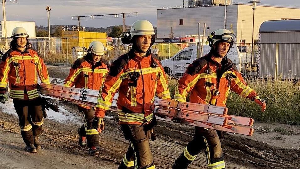 Die Einsatzkräfte übten auch die Bergung vermisster Personen im neuen Landratsamt in Essenbach... Die Einsatzkräfte übten auch die Bergung vermisster Personen im neuen Landratsamt in Essenbach...