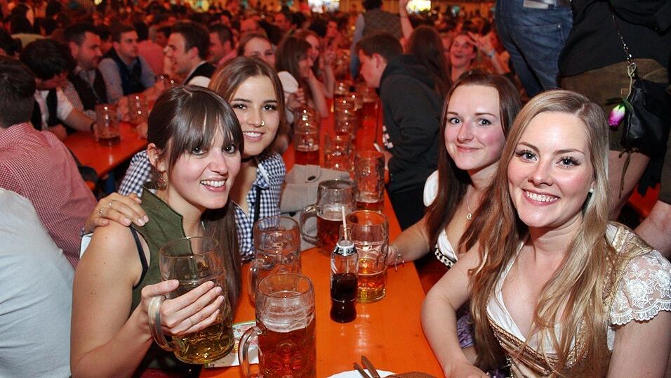 Die Frühjahrsdult 2017 in Landshut neigt sich dem Ende entgegen. Grund genug, noch einmal richtig in den Bierzelten zu feiern - abgerundet vom traditionellen Feuerwerk. Die Frühjahrsdult 2017 in Landshut neigt sich dem Ende entgegen. Grund genug, noch einmal richtig in den Bierzelten zu feiern - abgerundet vom traditionellen Feuerwerk.