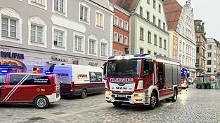 Die Feuerwehr rückte am Mittwoch zum Stadtplatz aus. Die Feuerwehr rückte am Mittwoch zum Stadtplatz aus.