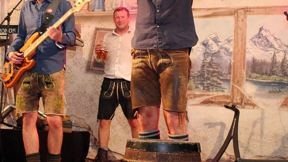 Die Frühjahrsdult 2017 in Landshut neigt sich dem Ende entgegen. Grund genug, noch einmal richtig in den Bierzelten zu feiern - abgerundet vom traditionellen Feuerwerk. Die Frühjahrsdult 2017 in Landshut neigt sich dem Ende entgegen. Grund genug, noch einmal richtig in den Bierzelten zu feiern - abgerundet vom traditionellen Feuerwerk.