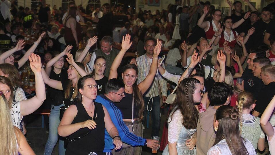 Zur Musik von Headless wurde ausgelassen gefeiert. Zur Musik von Headless wurde ausgelassen gefeiert.