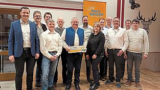 Die Gemeinderatskandidaten der Freien Wähler Rettenbach mit ihrem Wunsch-Bürgermeister Karl Kerscher (Mitte) sowie dem Kreisvorsitzenden und Landratskandidaten Christian Schindler (links). Die Gemeinderatskandidaten der Freien Wähler Rettenbach mit ihrem Wunsch-Bürgermeister Karl Kerscher (Mitte) sowie dem Kreisvorsitzenden und Landratskandidaten Christian Schindler (links).