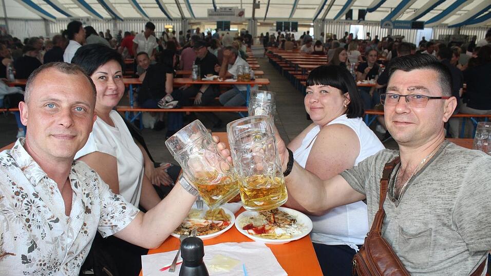 Zur Musik von Headless wurde ausgelassen gefeiert. Zur Musik von Headless wurde ausgelassen gefeiert.