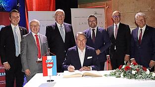 Ganz analog trägt sich Prof. Dr. Christian Stummeyer im Gästebuch des Landkreises ein. Mit im Bild: Julian Preidl, Franz Wittmann, Franz Löffler, Dr. Gerhard Hopp, Walter Jonas und Theo Zellner (von links). Ganz analog trägt sich Prof. Dr. Christian Stummeyer im Gästebuch des Landkreises ein. Mit im Bild: Julian Preidl, Franz Wittmann, Franz Löffler, Dr. Gerhard Hopp, Walter Jonas und Theo Zellner (von links).