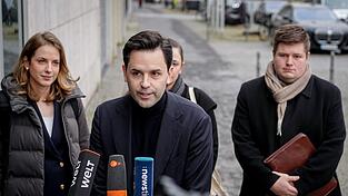 JU-Chef Johannes Winkel will bei der Abstimmung über das umstrittene Rentenpaket der Koalition mit Nein stimmen. Doch in einer Erklärung halten sich die jungen «Renten-Rebellen» in der Union eine Hintertür offen. JU-Chef Johannes Winkel will bei der Abstimmung über das umstrittene Rentenpaket der Koalition mit Nein stimmen. Doch in einer Erklärung halten sich die jungen «Renten-Rebellen» in der Union eine Hintertür offen.