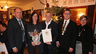 Hohe Auszeichnung: Die Bürgermedaille in Silber überreichte Bürgermeister Helmut Fichtner mit Amtskette zusammen mit seiner Stellvertreterin Hannelore Langwieser (rechts) und drittem Bürgermeister Konrad Pöppel (links) an Robin Bauer (Mitte), Blumen an dessen Lebensgefährtin Bettina Burger. Hohe Auszeichnung: Die Bürgermedaille in Silber überreichte Bürgermeister Helmut Fichtner mit Amtskette zusammen mit seiner Stellvertreterin Hannelore Langwieser (rechts) und drittem Bürgermeister Konrad Pöppel (links) an Robin Bauer (Mitte), Blumen an dessen Lebensgefährtin Bettina Burger.