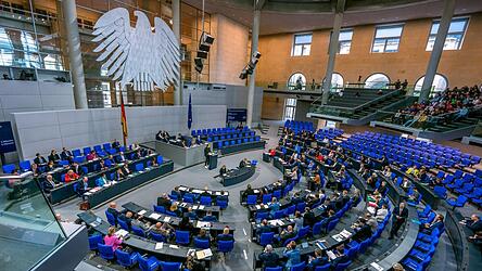 In einer aktuellen Umfrage spricht sich eine Mehrheit der Bürger gegen die Erhöhung der Diäten für Bundestagsabgeordnete aus. In einer aktuellen Umfrage spricht sich eine Mehrheit der Bürger gegen die Erhöhung der Diäten für Bundestagsabgeordnete aus.