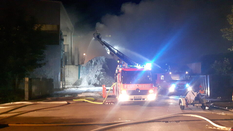 3. Juni : Großbrand: In der Recyclingfirma Koslow in Wörth bricht am Abend in einem Mischschrotthaufen Feuer aus. Die Löscharbeiten dauern bis 5 Uhr früh. Eine riesige Rauchwolke zieht Richtung Wohngebiet und zum Teil über die Landkreisgrenze hinweg. Die Einsatzlage schrammt knapp am Katastrophenfall vorbei. Eine Evakuierung wird überlegt, dann aber doch verworfen. Eine Anwohnerin wird, wie sich später herausstellt, durch die Rauchgase leicht verletzt. 3. Juni : Großbrand: In der Recyclingfirma Koslow in Wörth bricht am Abend in einem Mischschrotthaufen Feuer aus. Die Löscharbeiten dauern bis 5 Uhr früh. Eine riesige Rauchwolke zieht Richtung Wohngebiet und zum Teil über die Landkreisgrenze hinweg. Die Einsatzlage schrammt knapp am Katastrophenfall vorbei. Eine Evakuierung wird überlegt, dann aber doch verworfen. Eine Anwohnerin wird, wie sich später herausstellt, durch die Rauchgase leicht verletzt.