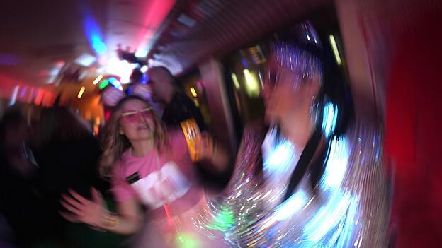 Am Wochenende tanzten und feierten viele Leute zu Karnevalsmusik. Am Wochenende tanzten und feierten viele Leute zu Karnevalsmusik.