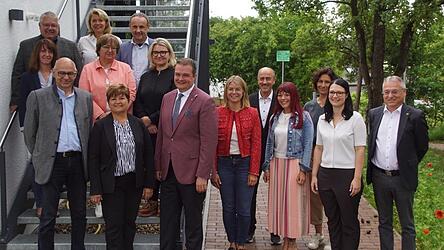 Die Verantwortlichen des ILE-Zweckverbandes Vorderer Bayerischer Wald. Neuer Vorsitzender ist der Bernhardswalder Bürgermeister Florian Obermeier (vorne, Dritter von links). Links daneben sind seine Vorgängerin Irmgard Sauerer und sein Stellvertreter Thomas Schwarzfischer zu sehen. Die Verantwortlichen des ILE-Zweckverbandes Vorderer Bayerischer Wald. Neuer Vorsitzender ist der Bernhardswalder Bürgermeister Florian Obermeier (vorne, Dritter von links). Links daneben sind seine Vorgängerin Irmgard Sauerer und sein Stellvertreter Thomas Schwarzfischer zu sehen.