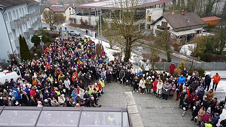 Das Ziel der Solidaritätskundgebung war die Kreisklinik Bogen, wo auf die Bedeutung der Einrichtung, sowohl im Hinblick auf die medizinische Versorgung als auch auf die Arbeitsplätze, hingewiesen wurde. Das Ziel der Solidaritätskundgebung war die Kreisklinik Bogen, wo auf die Bedeutung der Einrichtung, sowohl im Hinblick auf die medizinische Versorgung als auch auf die Arbeitsplätze, hingewiesen wurde.