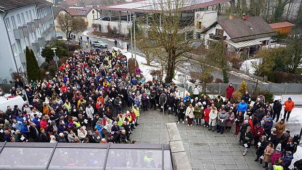 Das Ziel der Solidaritätskundgebung war die Kreisklinik Bogen, wo auf die Bedeutung der Einrichtung, sowohl im Hinblick auf die medizinische Versorgung als auch auf die Arbeitsplätze, hingewiesen wurde. Das Ziel der Solidaritätskundgebung war die Kreisklinik Bogen, wo auf die Bedeutung der Einrichtung, sowohl im Hinblick auf die medizinische Versorgung als auch auf die Arbeitsplätze, hingewiesen wurde.